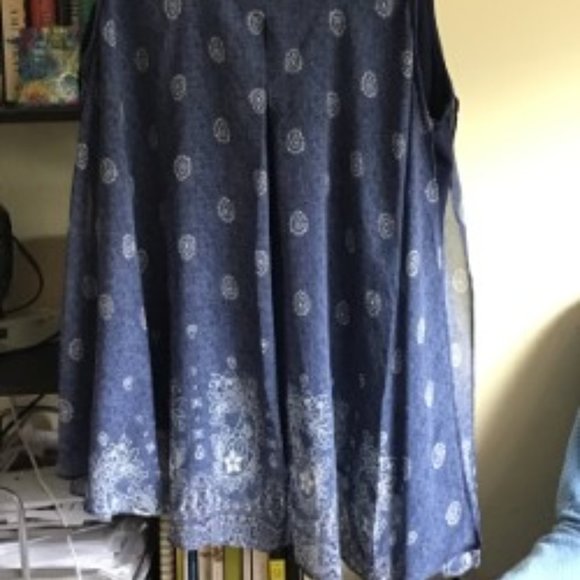 Sleeveless Blouse with overlay - Picture 3 of 5